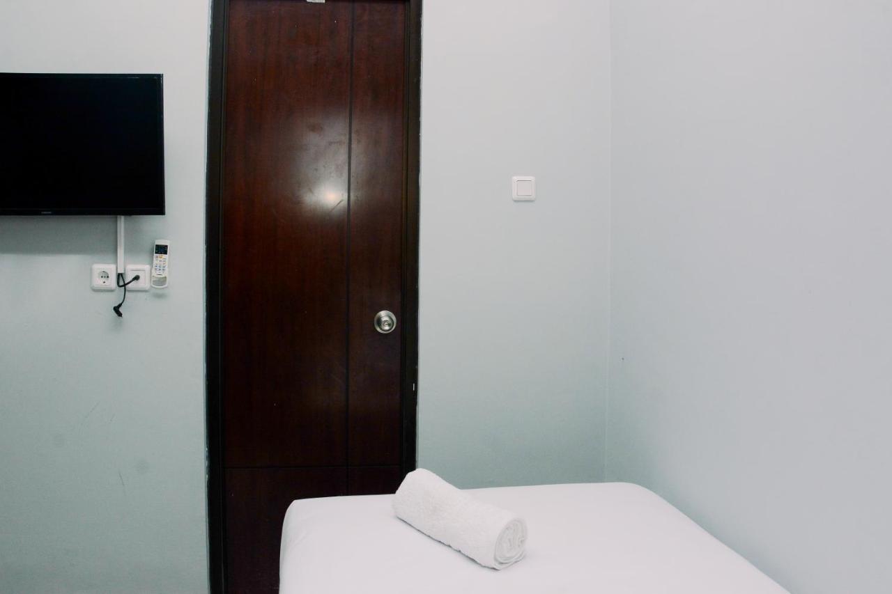 Room With Great Facility At Guesthouse Galuh Mas By Travelio Karawang Exterior photo